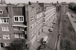 Vlak voor afbraak, links het fraaie hoekpand Sumatrastraat-Kramatweg.
              <br/>
              Beeldbank Stadsarchief, 1980